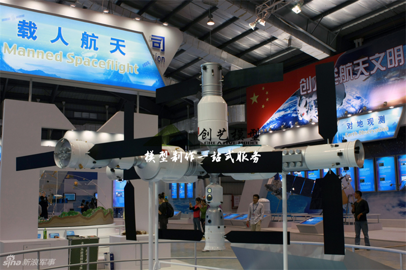 中国为未来空间站吊装模型